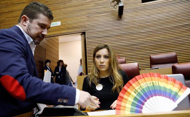 La diputada socialista Rosa Mustafá y el de Ciudadanos Emilio Argüeso conversan en el pleno de Les Corts.