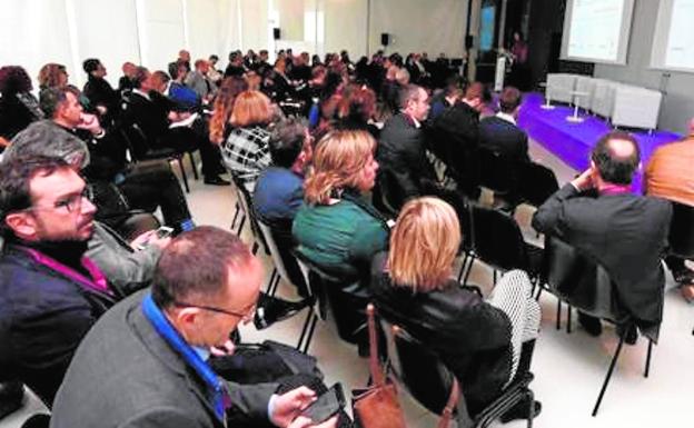 Público asistente a un evento anterior organizado en la sala Océano del edificio Veles e Vents. 