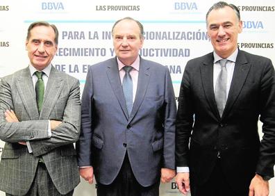 Imagen secundaria 1 - Arriba: Foto de familia de los ponentes y participantes en la jornada. Izquierda: Fidel Pila, José Vicente Morata y David Conde. Derecha: Miguel Cardoso, economista jefe para España de BBVA Research.