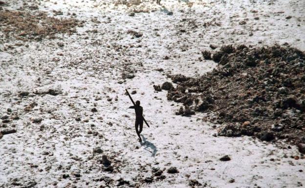 Un miembro de la tribu de la isla Sentinel lanza flechas contra un helicoptero.