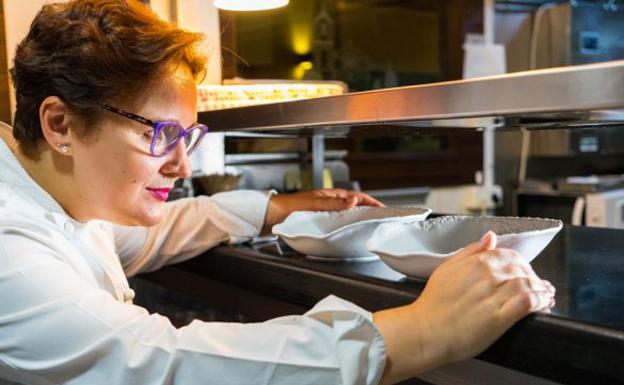 La chef Cristina Figueira, al frente del restaurante El Xato, galardonado con una estrella Michelin.