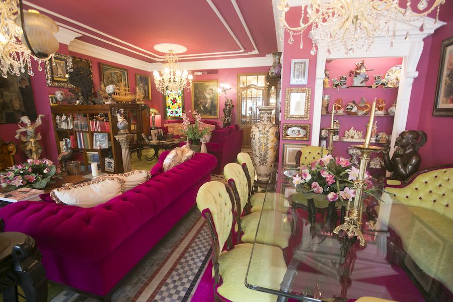 El hogar del vidente en Valencia es un fiel reflejo de su personalidad: vital, rica en estímulos y llena de cariño. Prefiere el estilo clásico, donde destacan las obras de arte y objetos con carácter como el ángel que estuvo toda la vida en la habitación de su madre y el viento lo ha ubicado en la entrada. Rappel la encontró cuando buscaba un refugio por la zona del Ensanche, un barrio que le gusta porque lo tiene todo a mano. La casa tienen la clásica estructura del barrio y el vidente tiró todo abajo para obtener un hall y sala de estar muy grande. Dos dormitorios, un salón, dos baños grandes, una amplia cocina y un patio trasero conforman el resto de la vivienda.