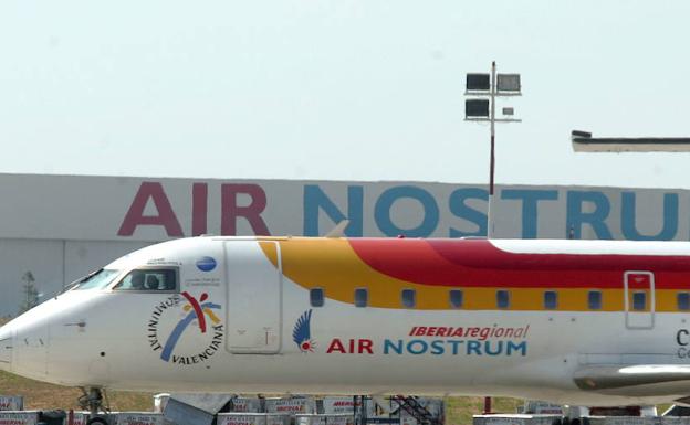 Un avión de la compañía Airnostrum en las pistas del aeropuerto de Manises, en Valencia. 