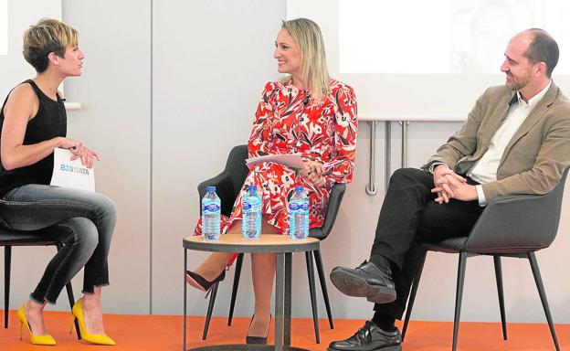 Sara Escudero, Bianca Dragomir, directora general de AVAESEN y Ramón Ferri, jefe de la Oficina Ciudad Inteligente, mantienen un animado debate. 