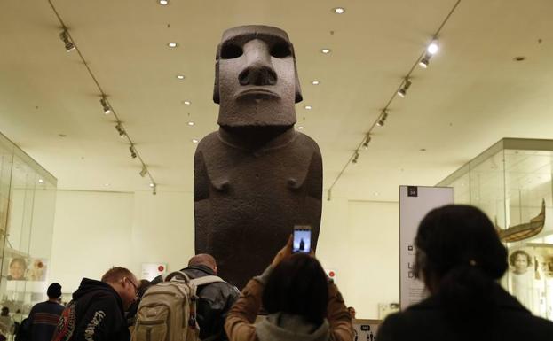 Vista del moai Hoa Hakananai'a, expuesto en el Museo Británico de Londres