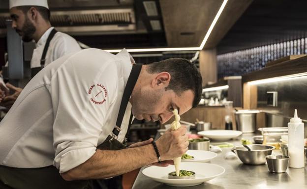 El chef Camarena en la cocina de su restaurante.