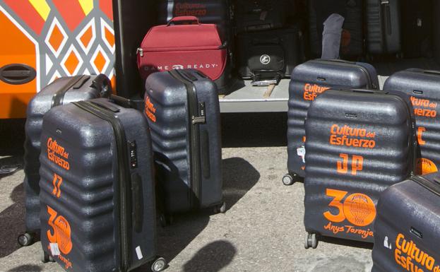 El autobús y las maletas del Valencia Basket, en un viaje de la pasada temporada.