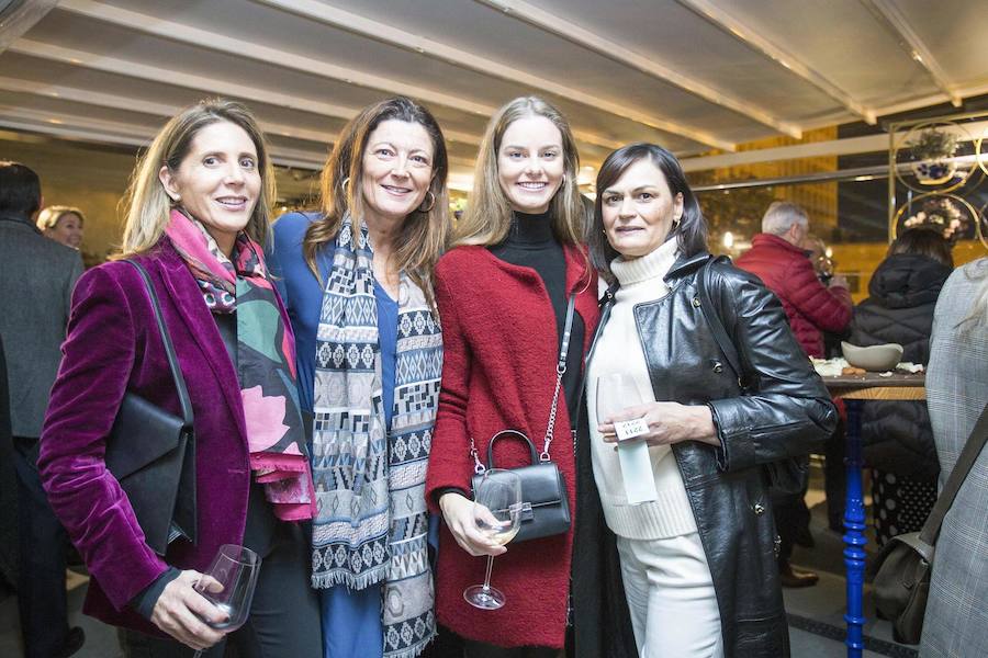 La Fundación Pequeño Deseo organizó su primer 'Encuentro Solidario' y lo hizo en Àtic, en el Palau Alameda. Carles Villeta ejerció de maestro de ceremonias en una fiesta a la que acudieron representantes del mundo socioeconómico y cultural valenciano.Marta Miró, de la Fundación Pequeño Deseo, Pepe Fernández de Palau Alameda y Laura Gallego de Valencia Excellence fueron los anfitriones..