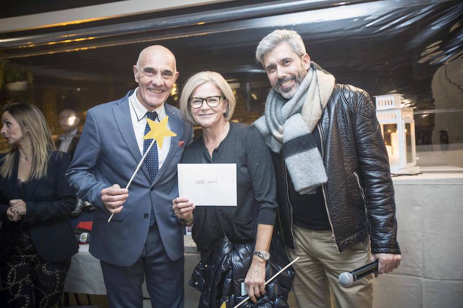 La Fundación Pequeño Deseo organizó su primer 'Encuentro Solidario' y lo hizo en Àtic, en el Palau Alameda. Carles Villeta ejerció de maestro de ceremonias en una fiesta a la que acudieron representantes del mundo socioeconómico y cultural valenciano.Marta Miró, de la Fundación Pequeño Deseo, Pepe Fernández de Palau Alameda y Laura Gallego de Valencia Excellence fueron los anfitriones..