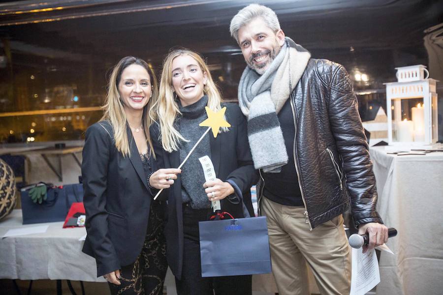 La Fundación Pequeño Deseo organizó su primer 'Encuentro Solidario' y lo hizo en Àtic, en el Palau Alameda. Carles Villeta ejerció de maestro de ceremonias en una fiesta a la que acudieron representantes del mundo socioeconómico y cultural valenciano.Marta Miró, de la Fundación Pequeño Deseo, Pepe Fernández de Palau Alameda y Laura Gallego de Valencia Excellence fueron los anfitriones..