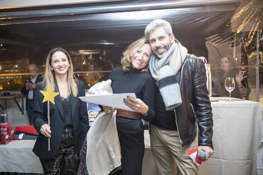 La Fundación Pequeño Deseo organizó su primer 'Encuentro Solidario' y lo hizo en Àtic, en el Palau Alameda. Carles Villeta ejerció de maestro de ceremonias en una fiesta a la que acudieron representantes del mundo socioeconómico y cultural valenciano.Marta Miró, de la Fundación Pequeño Deseo, Pepe Fernández de Palau Alameda y Laura Gallego de Valencia Excellence fueron los anfitriones..