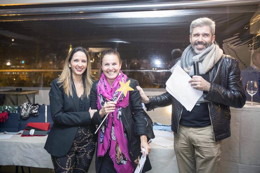 La Fundación Pequeño Deseo organizó su primer 'Encuentro Solidario' y lo hizo en Àtic, en el Palau Alameda. Carles Villeta ejerció de maestro de ceremonias en una fiesta a la que acudieron representantes del mundo socioeconómico y cultural valenciano.Marta Miró, de la Fundación Pequeño Deseo, Pepe Fernández de Palau Alameda y Laura Gallego de Valencia Excellence fueron los anfitriones..