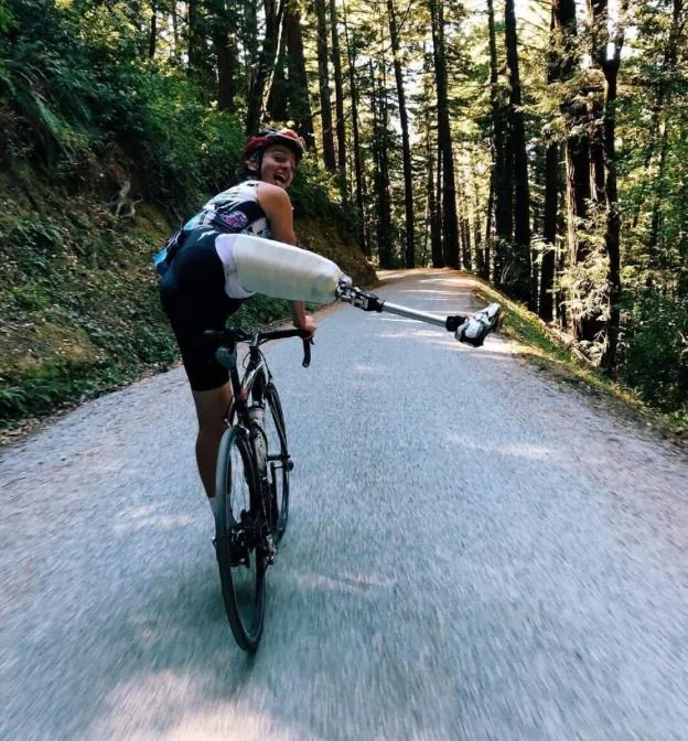 Adrien Costa practica bici y escalada, ya con la prótesis en la pierna. 