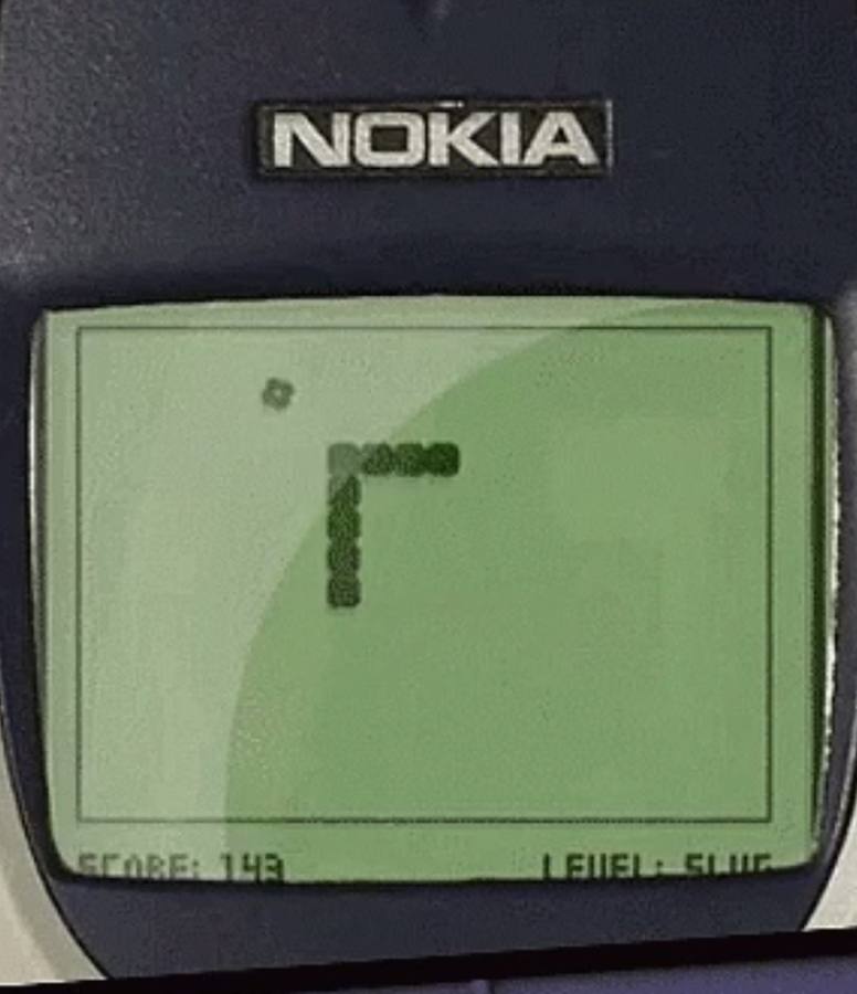 NOKIA con juegos hoy considerados "retro". Un tuitero preguntó a sus miles de seguidores qué cosas tenían en 1998 y ya no en 2018. Tras 12.000 comentarios (y casi mil retuits y 6.000 'me gusta') obtuvo respuestas de lo más curioso.