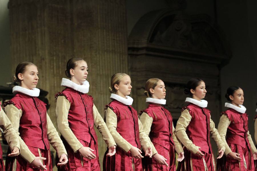 Este viernes ha tenido lugar en San Miguel de los Reyes la recuperación de las danzas del Corpus. Hasta hace dos años se celebraban en la iglesia del Patriarca con motivo de la festividad, pero se prohibieron. Ahora han vuelto a celebrarse de forma excepcional y lo han hecho con amplia representación femenina. Antaño los protagonistas eran niños y en esta ocasión han sido siete niñas y un niño: Isaac Álvarez; Julieta Ferrer; Lucía Sebastián; Carla Casan; Alejandra García; Celia Verdugo; Ariadna Echeverri; Lia Rabal y Marta Aparicio.