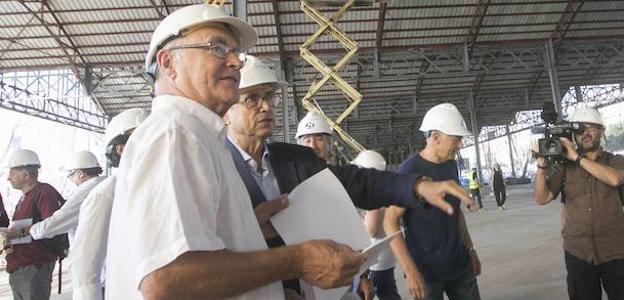 El alcalde de Valencia, Joan Ribó, en una visita de obras al Tinglado 2 del puerto. 