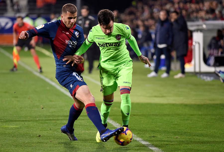 Las mejores jugadas y los goles del partido en el Alcoraz en imágenes