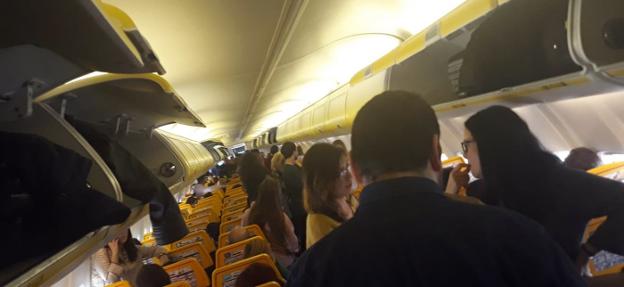 Los pasajeros de un vuelo Valencia-Sevilla, atrapados seis horas en el aeropuerto