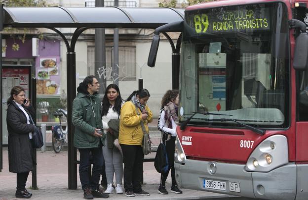 Varios pasajeros suben a un autobús de la línea 89, una de las que más retrasos acumulan. 