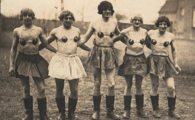 Un grupo de soldados nazis posa con faldas y sostenes improvisados. 