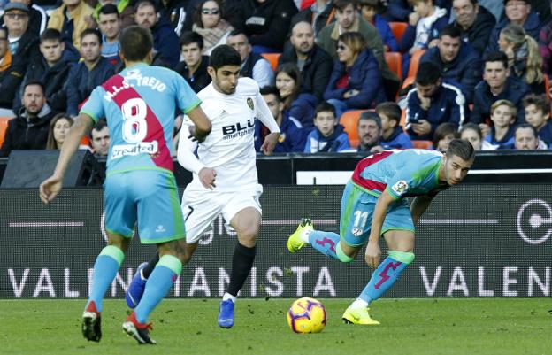 Guedes conduce el balón durante el partido contra el Rayo. 