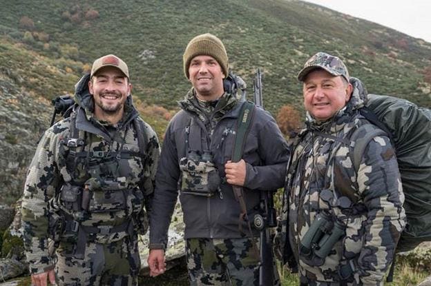 Donald Trump Jr., en el centro, junto a dos acompañantes en su estancia en la Sierra de Gredos. 