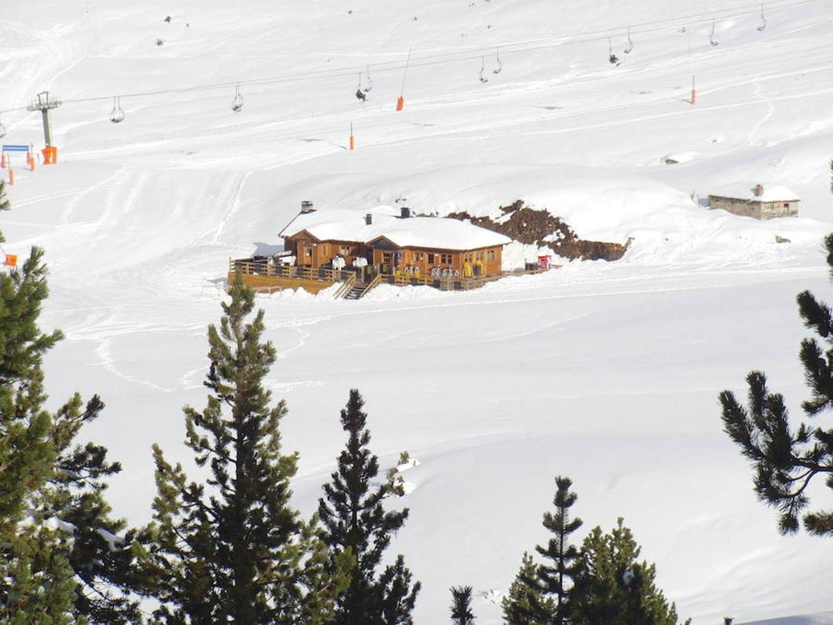 10.- Baqueira Beret (146 euros) - Kilómetros esquiables: 157 - Ahorro en temporada baja: 8.6% | La estación del Valle de Aran cierra esta lista. Es un 46% más cara que la segunda y un 218% que la más barata. Baqueira tiene un precio que sólo puede compararse con las más exclusivas a nivel europeo, según el portal Holidu.