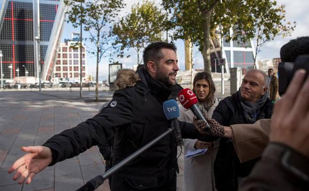 El cómico y presentador Dani Mateo declara como investigado por sonarse la nariz con la bandera española en una escena del programa «El Intermedio» de La Sexta. 