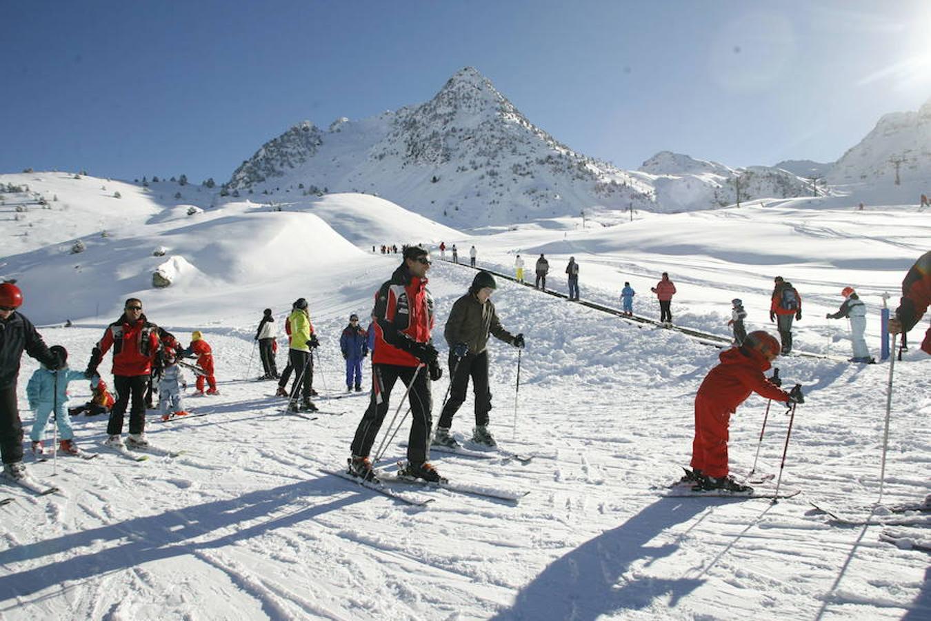 Y es que, en Formigal-Panticosa ofrece creativas propuestas como hacer 'tobogganing' a la luz de la luna, un 'Funnytrack' para que disfruten los más pequeños de la casa o cenar en La Glera a más de 2000 metros de altura en una cabaña para 18 personas solo accesible por máquina pisapista. El alojamiento sale por unos 59 euros y el forfait por 41 euros.