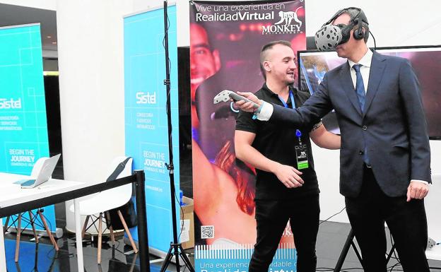 El presidente de la Diputación, César Sánchez, se prueba unas gafas de realidad virtual durante su visita a las instalaciones del congreso.