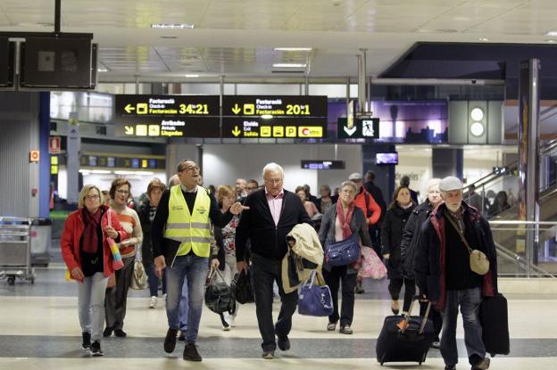 Un grupo de pasajeros, en el aeropuerto de Manises. 