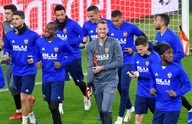 Los valencianistas, ayer en el entrenamiento que realizaron en el estadio. 