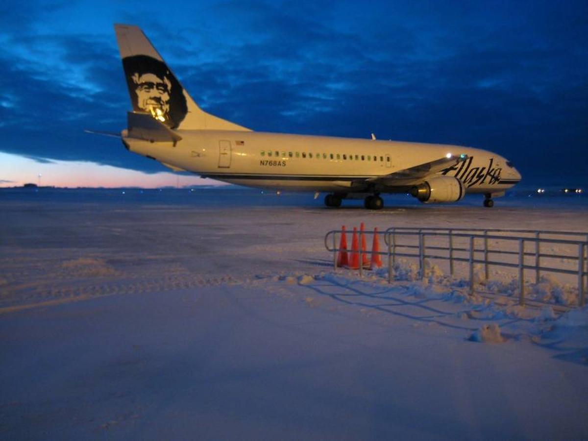 En Utqiagvik (Alaska) el sol permenecerá oculto y el Ártico congelado durante los próximos dos meses. Los 4.000 pobladores de este municipio, cuyo nombre en inglés es Barrow, tendrán que afrontar un crudo invierno. En este remoto paraje las temperaturas oscilan entre los -5ºC y los -22ºC cuando se esfuma la radiación solar.