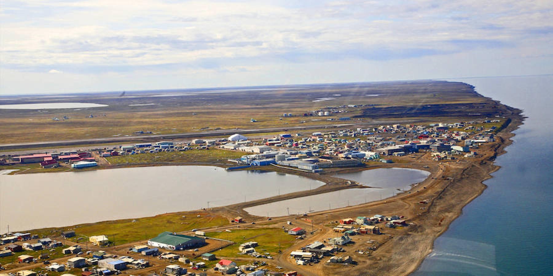 En Utqiagvik (Alaska) el sol permenecerá oculto y el Ártico congelado durante los próximos dos meses. Los 4.000 pobladores de este municipio, cuyo nombre en inglés es Barrow, tendrán que afrontar un crudo invierno. En este remoto paraje las temperaturas oscilan entre los -5ºC y los -22ºC cuando se esfuma la radiación solar.