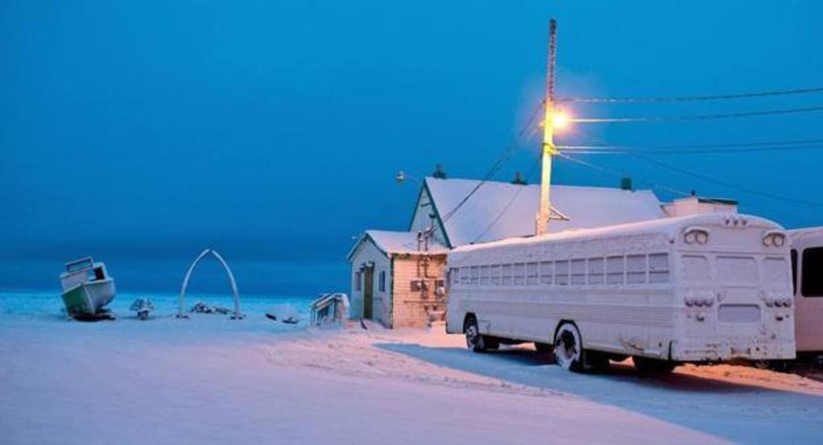 En Utqiagvik (Alaska) el sol permenecerá oculto y el Ártico congelado durante los próximos dos meses. Los 4.000 pobladores de este municipio, cuyo nombre en inglés es Barrow, tendrán que afrontar un crudo invierno. En este remoto paraje las temperaturas oscilan entre los -5ºC y los -22ºC cuando se esfuma la radiación solar.