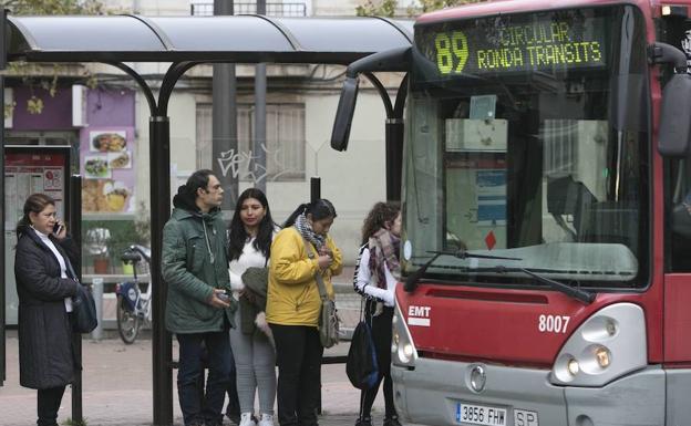 Varios pasajeros suben a un autobús de la línea 89. 