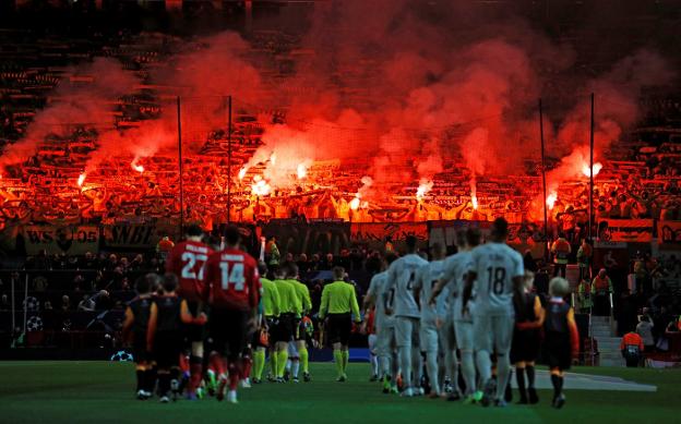 Los aficionados del Young Boys encendieron bengalas en los prolegómenos del encuentro.