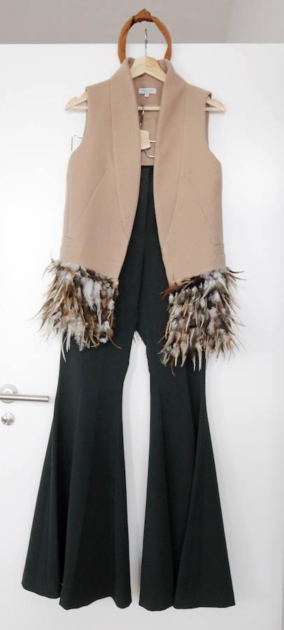 Ana es una mujer con carácter, extrovertida y bastante segura de sí misma. Los días en que se despierta con el ánimo más bajo, recurre a ropa favorecedora para subir la autoestima. «Si me levanto plof elijo un vestidazo rojo con tacón que me haga sentir poderosa». Su estilo es contemporáneo pero salpicado de tendencias. «Me encanta la moda e intento estar siempre a la última, aunque adapto las tendencias a mi estilo y sólo escojo aquello con lo que me siento identificada y cómoda».