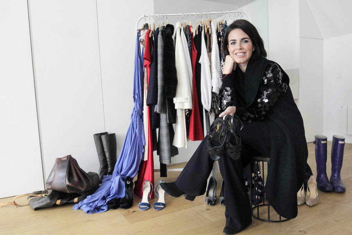 Ana es una mujer con carácter, extrovertida y bastante segura de sí misma. Los días en que se despierta con el ánimo más bajo, recurre a ropa favorecedora para subir la autoestima. «Si me levanto plof elijo un vestidazo rojo con tacón que me haga sentir poderosa». Su estilo es contemporáneo pero salpicado de tendencias. «Me encanta la moda e intento estar siempre a la última, aunque adapto las tendencias a mi estilo y sólo escojo aquello con lo que me siento identificada y cómoda».