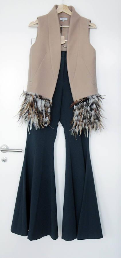 Ana es una mujer con carácter, extrovertida y bastante segura de sí misma. Los días en que se despierta con el ánimo más bajo, recurre a ropa favorecedora para subir la autoestima. «Si me levanto plof elijo un vestidazo rojo con tacón que me haga sentir poderosa». Su estilo es contemporáneo pero salpicado de tendencias. «Me encanta la moda e intento estar siempre a la última, aunque adapto las tendencias a mi estilo y sólo escojo aquello con lo que me siento identificada y cómoda».