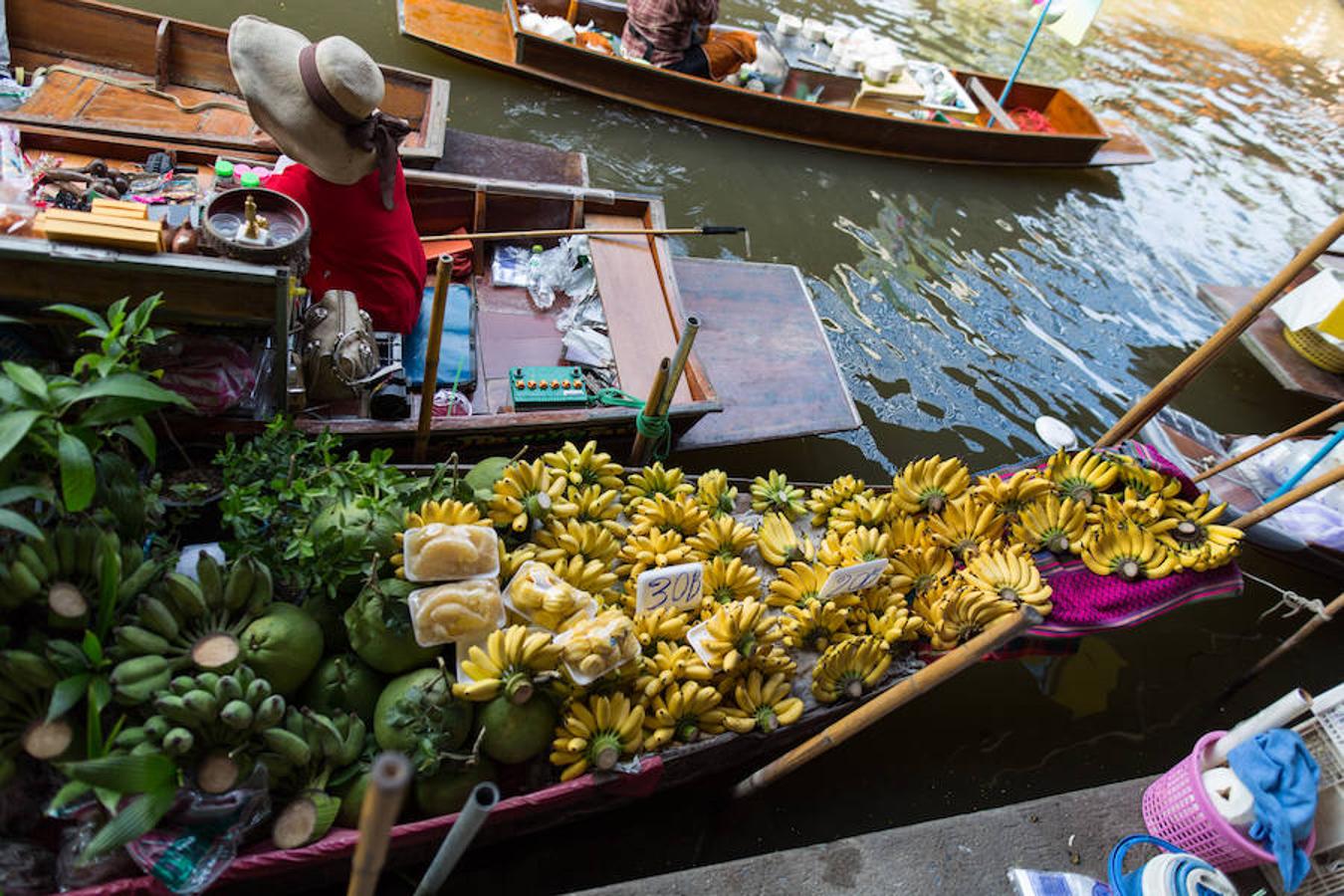 Damnoen Saduak (Tailandia) | Es el mercado más grande de los que se realizan en el delta del Chao Phraya, al sur de Bangkok. Visitarlo es una experiencias turísticas obligadas si pasas por la ciudad, atravesada por innumerables canales que dan pie a la arraigada formación de estas llamativas arterias comerciales. Hay incluso 'taxi boats' a la entrada de este comercio flotante, para poder disfrutarlo sin tener que remar. 