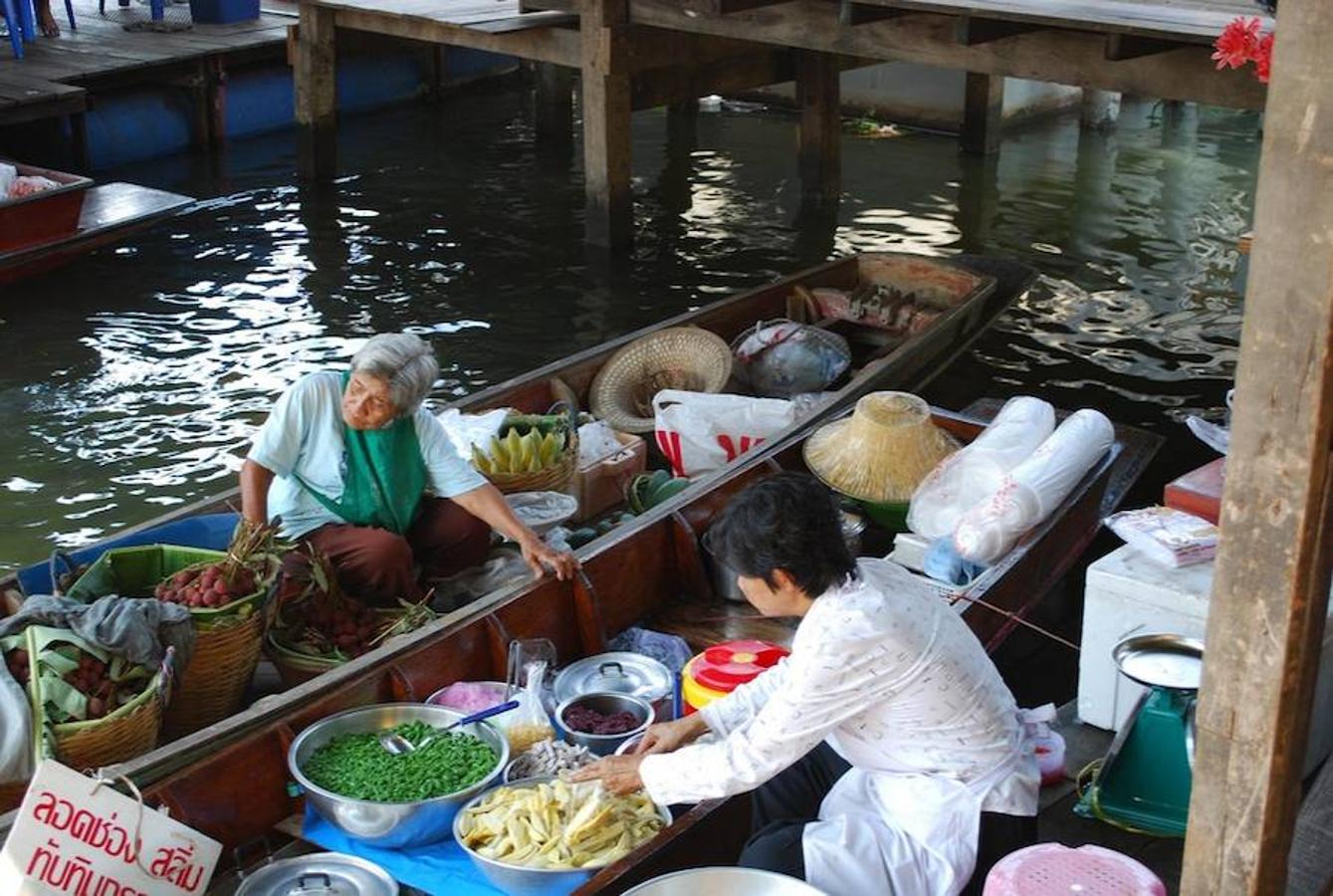 Taling Chan (Bangkok) | Justo en las afueras de la ciudad, es otro lugar ineludible para conocer de primera mano la cultura tailandesa y su gastronomía. En la entrada, este mercado flotante da la bienvenida a sus visitantes con una especie de 'sección' de recetas elaboradas, frutas, zumos y también flores, como preludio de todo lo que se puede ver en su interior. También hay unas plataformas de madera para que la gente pueda caminar y disfrutar la experiencia sobre suelo firme.