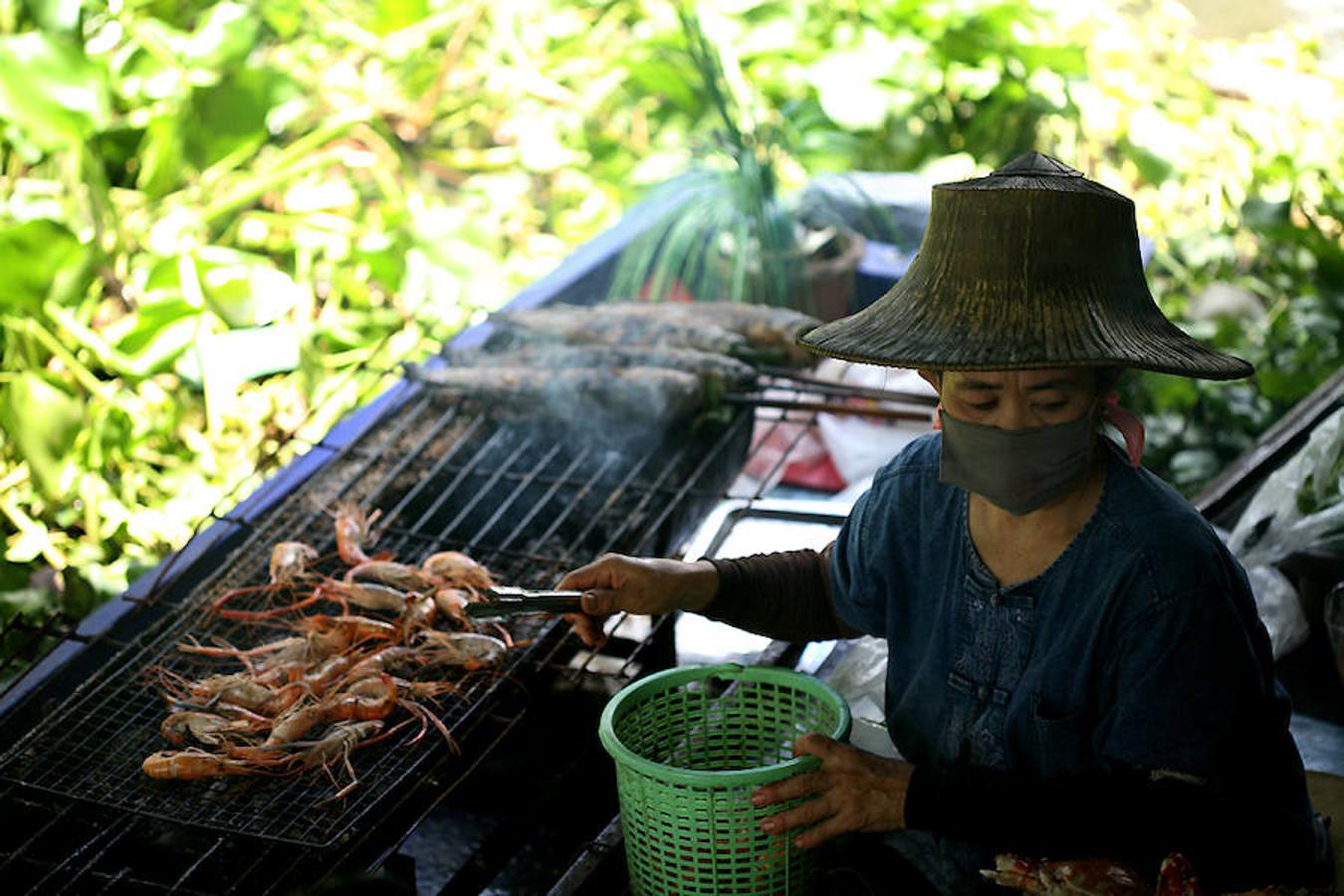 Taling Chan (Bangkok) | Justo en las afueras de la ciudad, es otro lugar ineludible para conocer de primera mano la cultura tailandesa y su gastronomía. En la entrada, este mercado flotante da la bienvenida a sus visitantes con una especie de 'sección' de recetas elaboradas, frutas, zumos y también flores, como preludio de todo lo que se puede ver en su interior. También hay unas plataformas de madera para que la gente pueda caminar y disfrutar la experiencia sobre suelo firme.