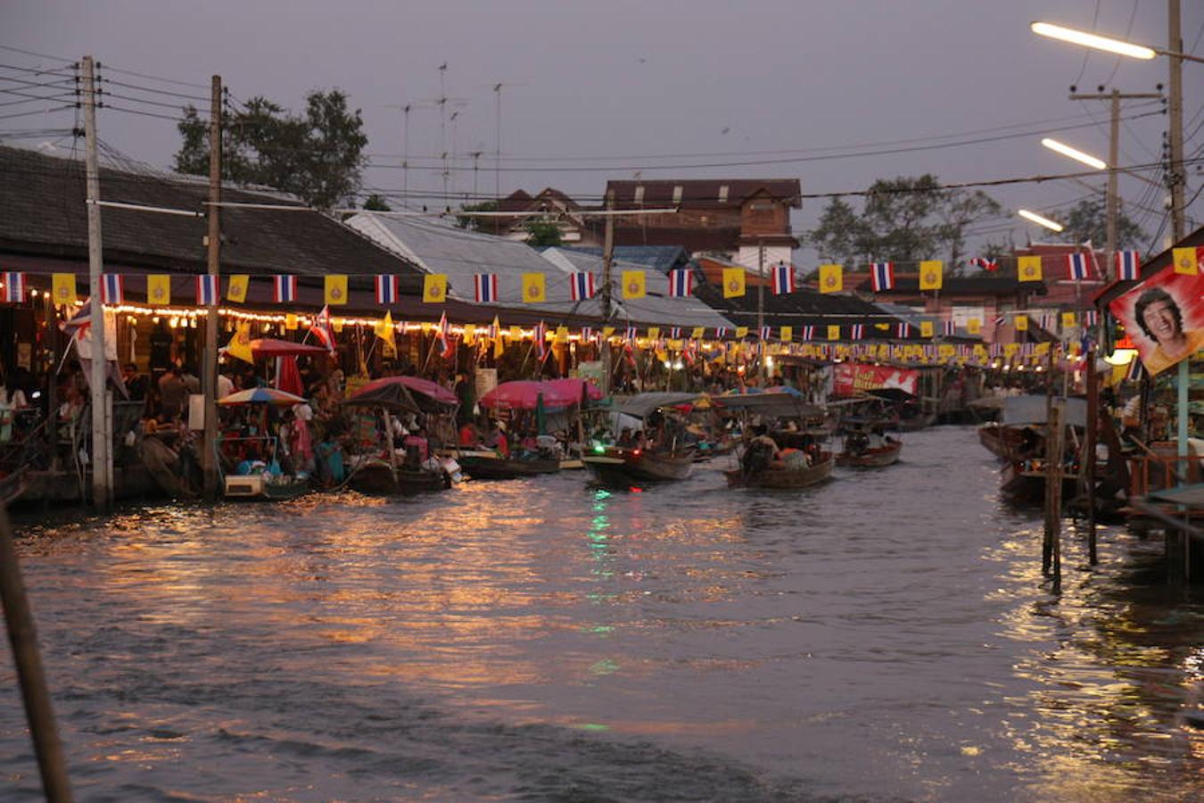 Mercado flotante de Amphawa (Tailandia) | Ubicado justo a 90 km de la ciudad de Bangkok, es de los mercados flotantes más conocidos de Tailandia, con la cultura del lugar impregnando sus amplios y populares canales. En sus orillas se encuentran casas típicas tailandesas, en las que se pueden degustar verduras, frutas, postres y otro tipo de alimentos propios del lugar. Es el destino perfecto para disfrutar de una auténtica experiencia gastronómica.