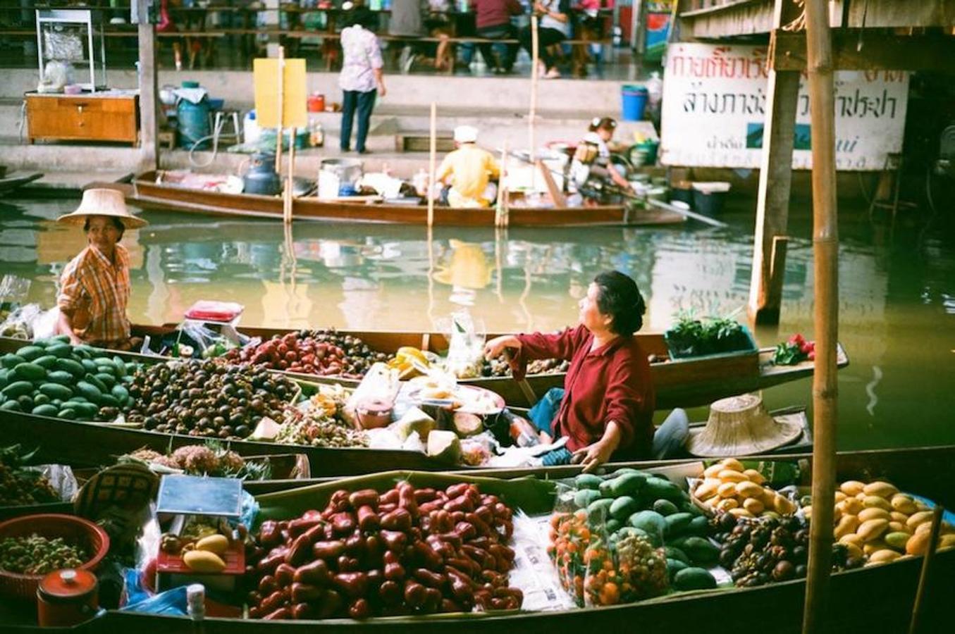 Mercado flotante de Amphawa (Tailandia) | Ubicado justo a 90 km de la ciudad de Bangkok, es de los mercados flotantes más conocidos de Tailandia, con la cultura del lugar impregnando sus amplios y populares canales. En sus orillas se encuentran casas típicas tailandesas, en las que se pueden degustar verduras, frutas, postres y otro tipo de alimentos propios del lugar. Es el destino perfecto para disfrutar de una auténtica experiencia gastronómica.