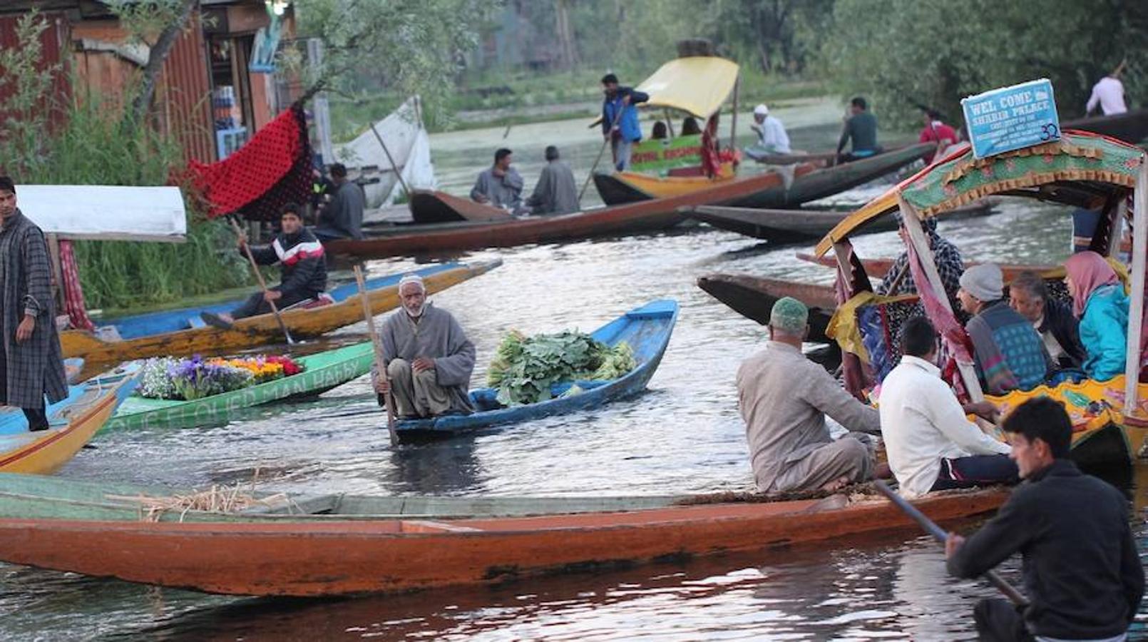 Lago Dal, Cachemira (India) | Tan cerca de los picos del Himalaya que se reflejan en sus aguas, repletas de barcas donde se compran y venden alimentos, principalmente fruta y verdura. También tiene muy cerca las mezquitas de la ciudad de Srinagar, al norte de la India, y cuenta con casas flotantes de madera aromatizada donde poder alojarse.