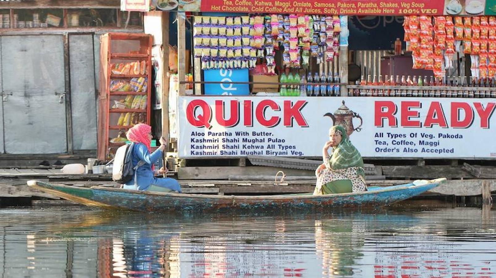 Lago Dal, Cachemira (India) | Tan cerca de los picos del Himalaya que se reflejan en sus aguas, repletas de barcas donde se compran y venden alimentos, principalmente fruta y verdura. También tiene muy cerca las mezquitas de la ciudad de Srinagar, al norte de la India, y cuenta con casas flotantes de madera aromatizada donde poder alojarse.