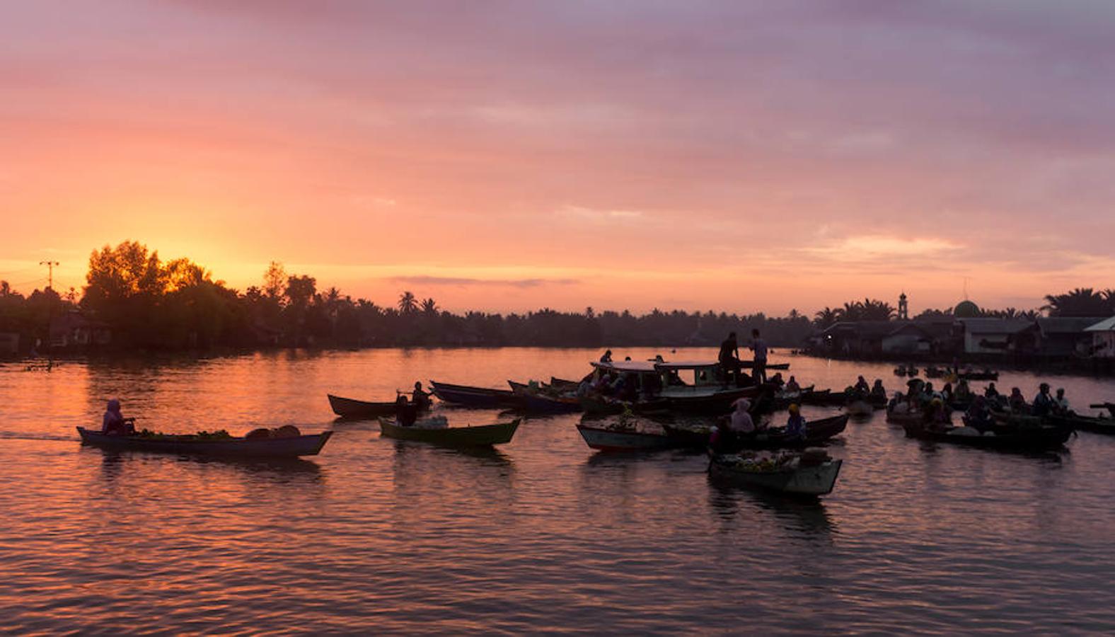 Lok Baintan (Indonesia) | El comercio local de la localidad indonesia de Banjarmasin, también conocida como el 'lugar de los mil ríos', discurre sobre las aguas del Martapura. Las mujeres son las dueñas del lugar: dirigen sus barcas, se encargan de la mercancía, de la compra y de la venta, formando una auténtica marea mercantil de color.