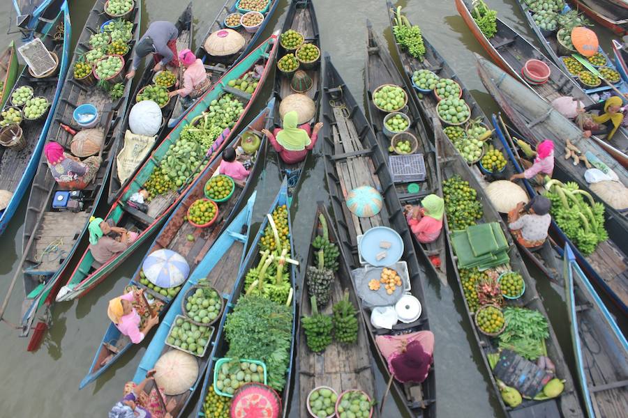 Lok Baintan (Indonesia) | El comercio local de la localidad indonesia de Banjarmasin, también conocida como el 'lugar de los mil ríos', discurre sobre las aguas del Martapura. Las mujeres son las dueñas del lugar: dirigen sus barcas, se encargan de la mercancía, de la compra y de la venta, formando una auténtica marea mercantil de color.