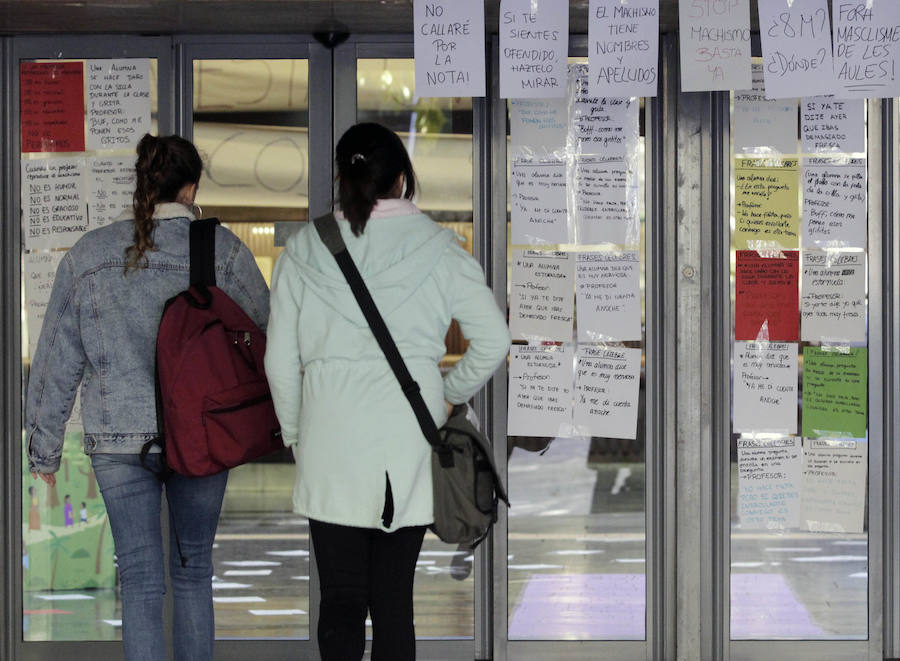 El hall de la Facultad de Filosofía amanece empapelado con ejemplos de expresiones y carteles que critican la falta de respuesta de la institución